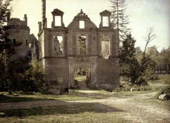 Remains of the damaged castle, Dives, Oise, France, 1917